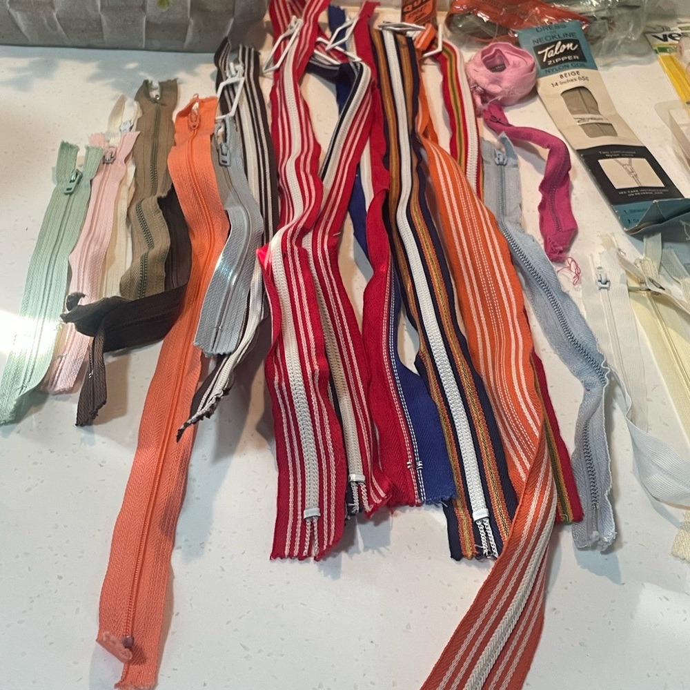 Vintage Sewer’s Crafting Lot w Vintage Zippers and Iron On Transfer